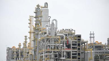 Produktionskomplkex des neuen Standorts des Chemieriesens BASF. Man erkennt viele Rohre und Tanks