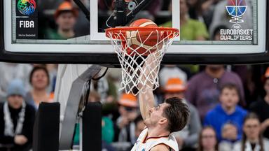 David Krämer im Spiel der Basketball-EM-Qualifikation gegen Schweden beim Dunking
