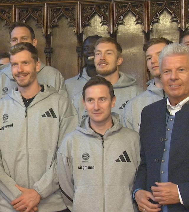 Basketballer des FC Bayern bei der Ehrung durch die Stadt München
