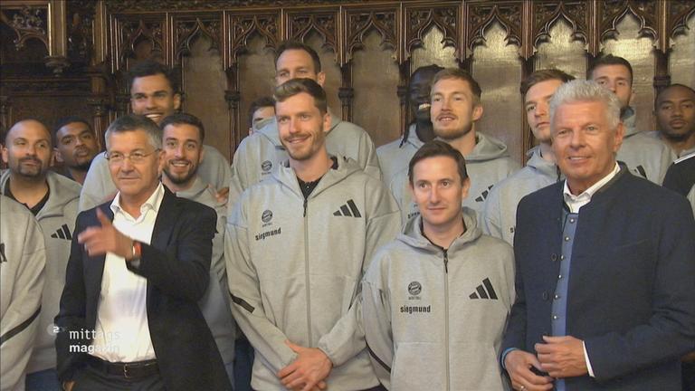 Basketballer des FC Bayern bei der Ehrung durch die Stadt München