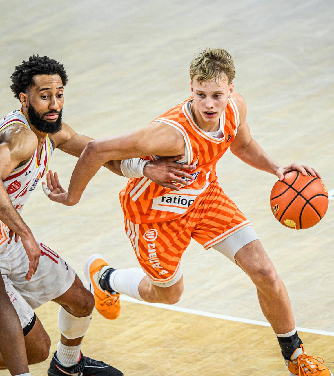Malik Osborne, Davion Mintz und Teo Milicic im Kampf um den Ball während des Bundesligaspiels im Basketball in Neu Ulm.