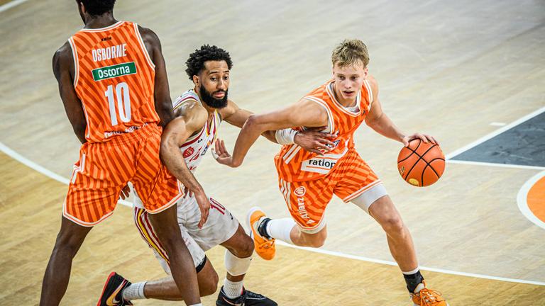 Malik Osborne, Davion Mintz und Teo Milicic im Kampf um den Ball während des Bundesligaspiels im Basketball in Neu Ulm.