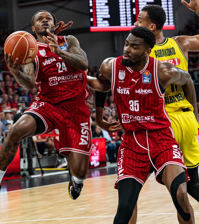 Cobe Williams (Bamberg Baskets, l-r), EJ Onu (Bamberg Baskets) und Norris Agbakoko (Alba Berlin) in Aktion am 06.06.2026 in Bamberg. 