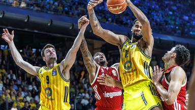 Oscar da Silva (r, FC Bayern München) kämpft gegen Norris Agbakoko (2.v.r, Alba Berlin) um den Ball am19.06.2026 in Berlin. 