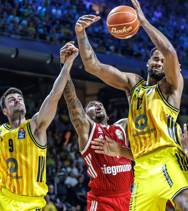 Oscar da Silva (r, FC Bayern München) kämpft gegen Norris Agbakoko (2.v.r, Alba Berlin) um den Ball am19.06.2026 in Berlin. 