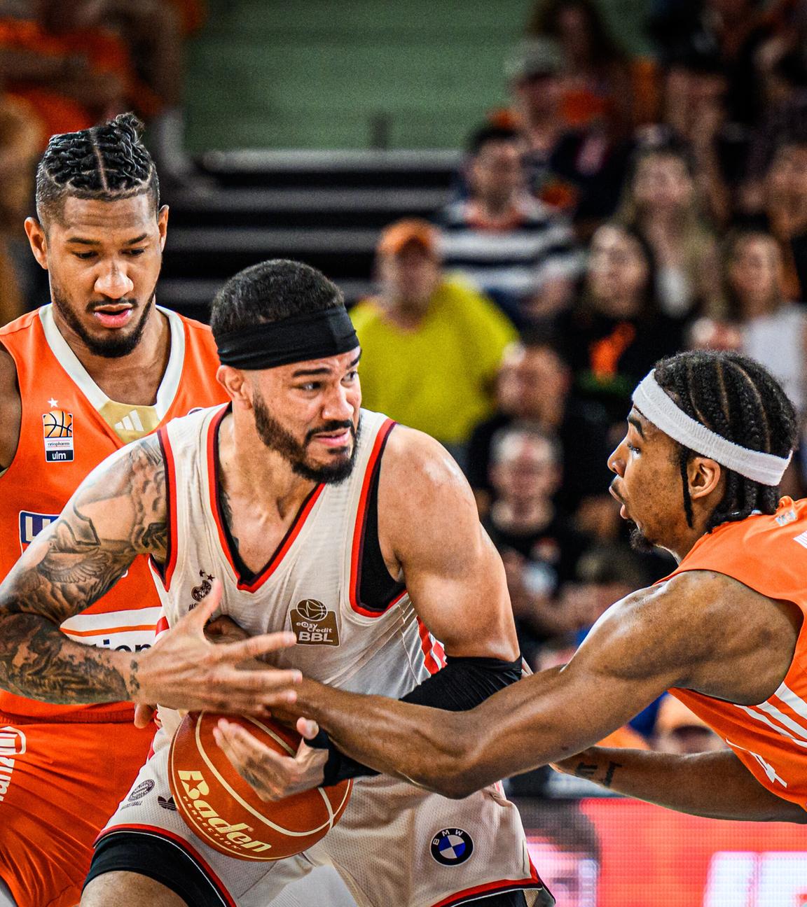 Nick Weiler-Babb vom FC Bayern versucht, den Ball gegen die Ulmer Karim Jallow (links) und Nate Hinton zu behaupten.