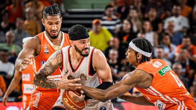 Nick Weiler-Babb vom FC Bayern versucht, den Ball gegen die Ulmer Karim Jallow (links) und Nate Hinton zu behaupten.