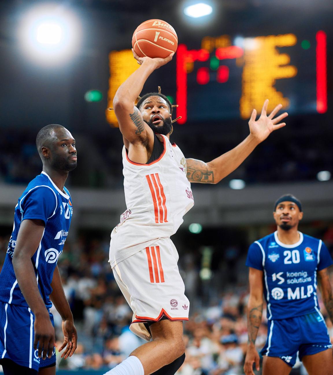 Devin Booker vom FC Bayern kommt frei zum Wurf.
