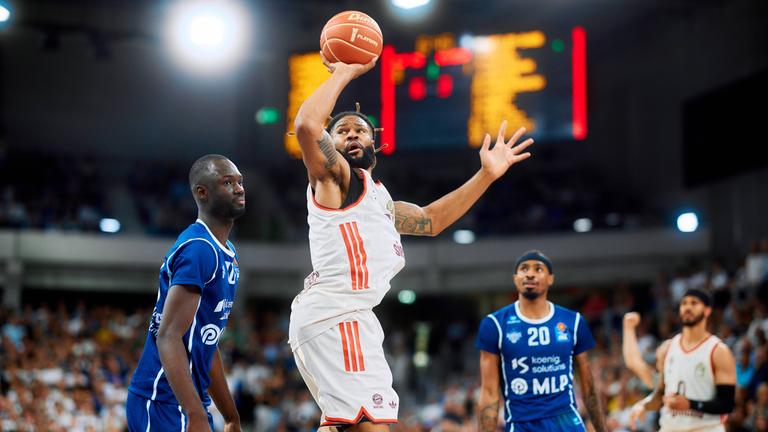 Devin Booker vom FC Bayern kommt frei zum Wurf.