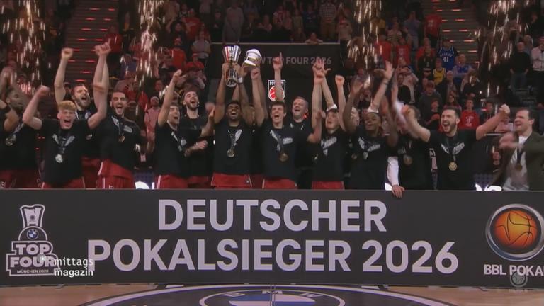 Die Baskets Bamberg feiern den Gewinn des BBL-Pokals 2025/2026.