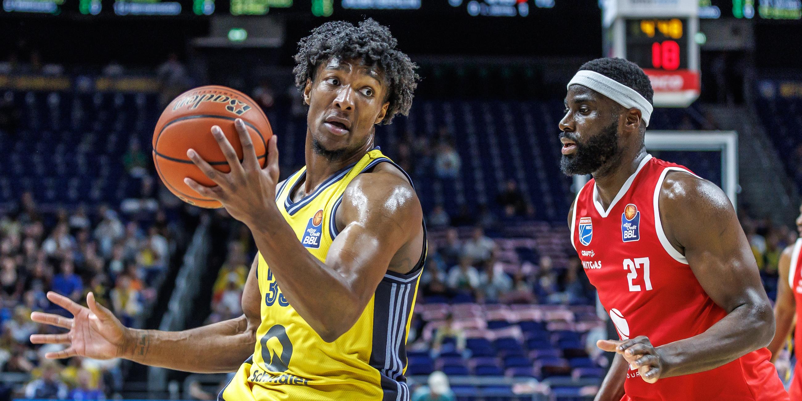 Albas David McCormack (l) kämpft gegen Eddy Edigin von Syntainics MBC Weißenfels um den Ball.