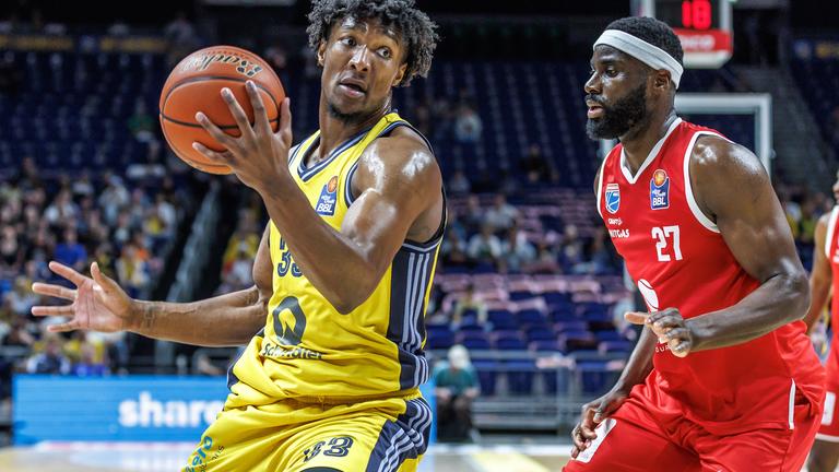 Albas David McCormack (l) kämpft gegen Eddy Edigin von Syntainics MBC Weißenfels um den Ball.