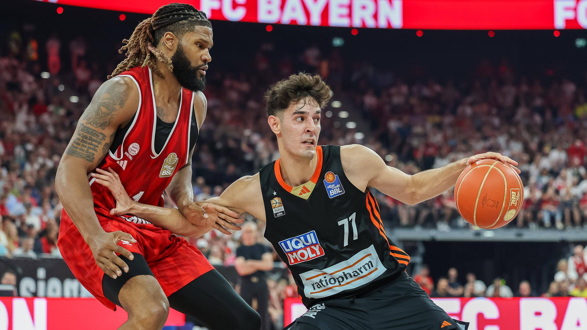 Ulms Ben Saraf in Aktion gegen Devin Booker vom FC Bayern Basketball.