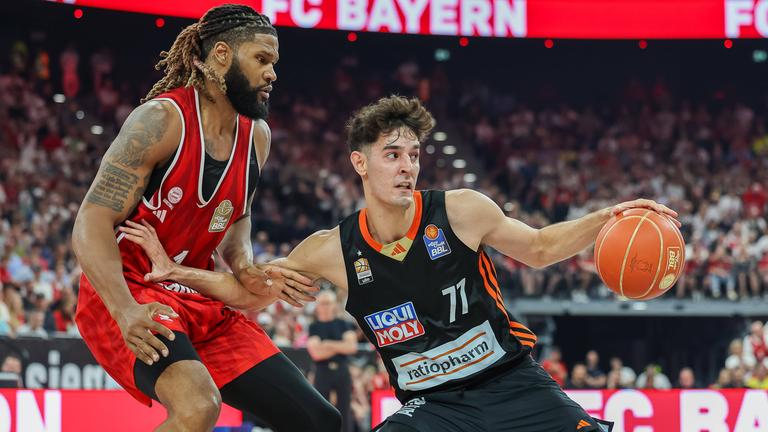 Ulms Ben Saraf in Aktion gegen Devin Booker vom FC Bayern Basketball.