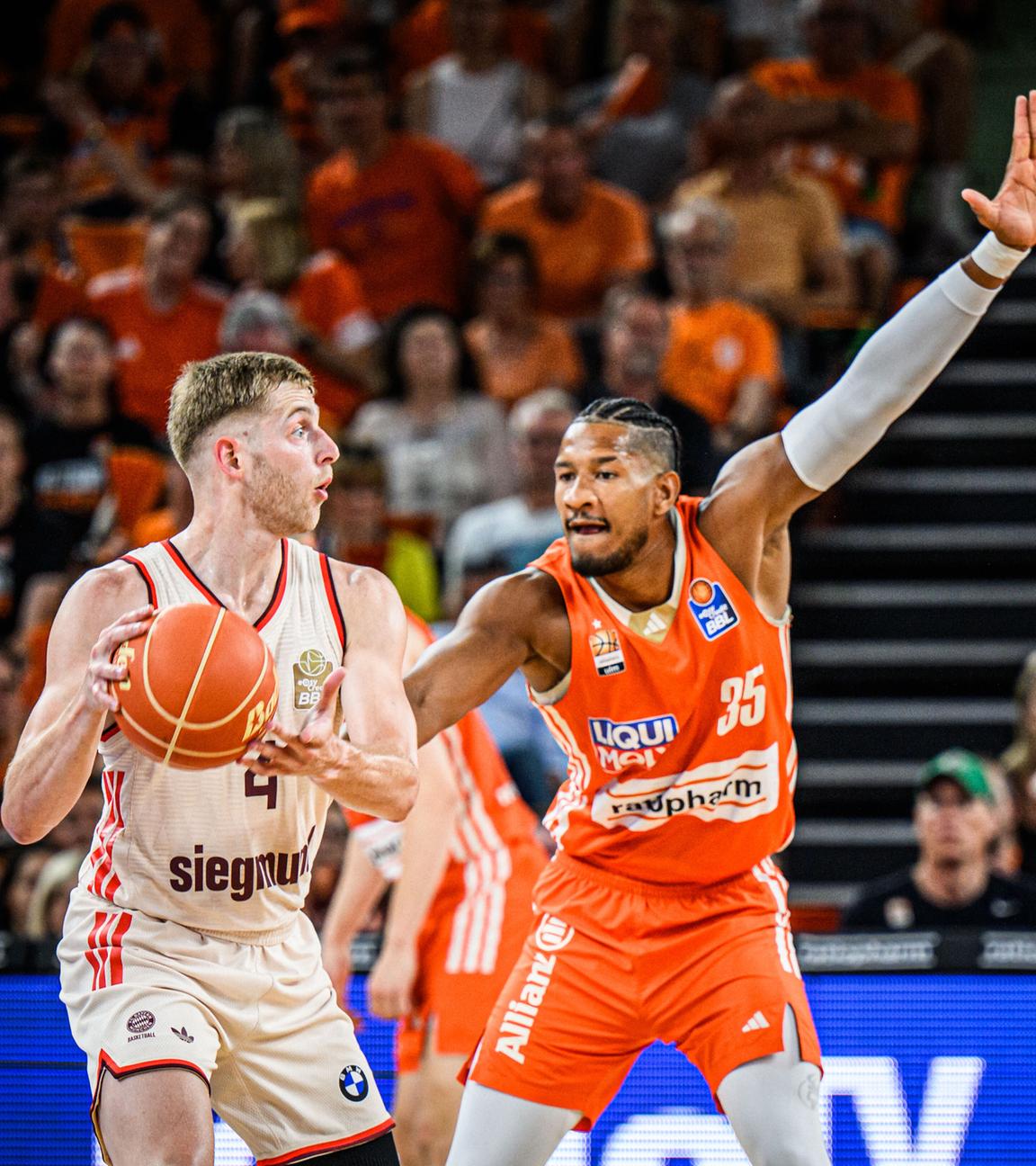 Basketball, Bundesliga, Ratiopharm Ulm - FC Bayern München: Jack White (FC Bayern München Basketball) und Karim Jallow (Ratiopharm Ulm) im Zweikampf