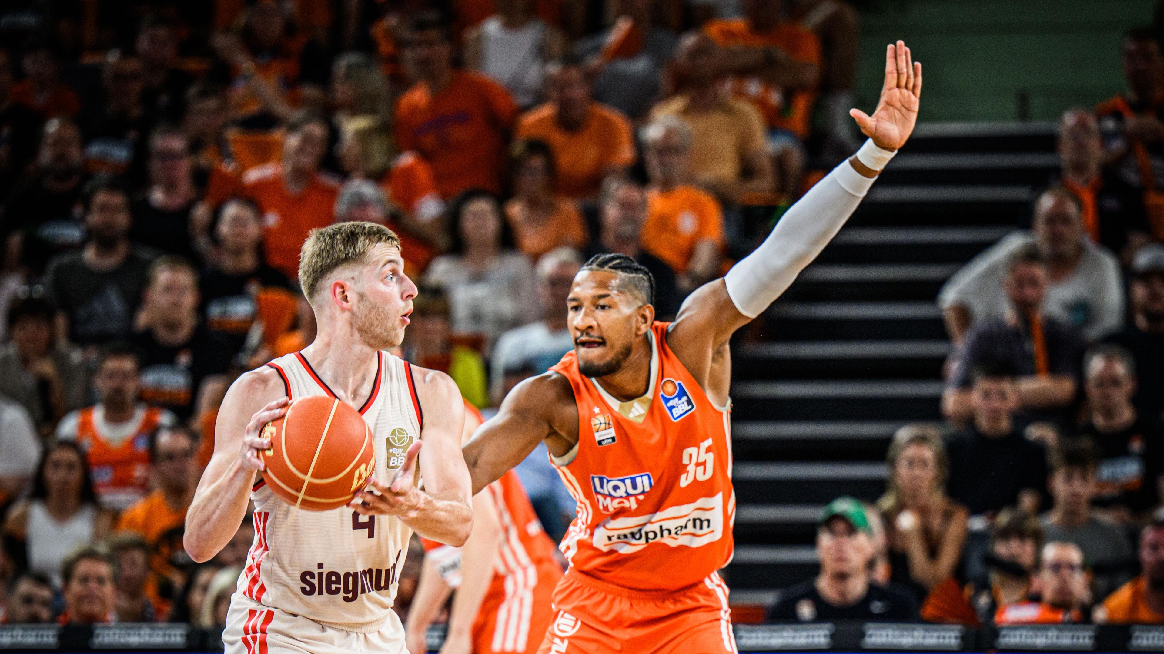 Basketball, Bundesliga, Ratiopharm Ulm - FC Bayern München: Jack White (FC Bayern München Basketball) und Karim Jallow (Ratiopharm Ulm) im Zweikampf