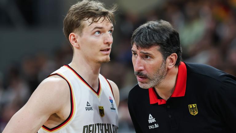 Deutschlands Nationaltrainer Alex Mumbrú (r.) gibt Justus Hollatz Anweisungen, aufgenommen am 23.02.2025