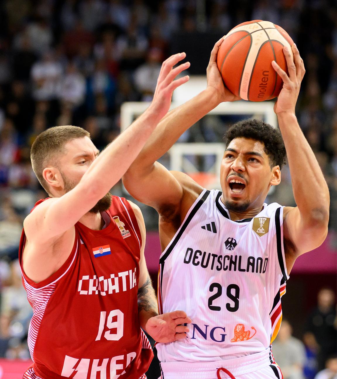 Kostja Mushidi behauptet den Ball gegen Dominik Mavra