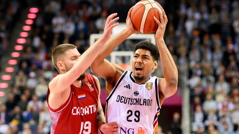 Kostja Mushidi behauptet den Ball gegen Dominik Mavra