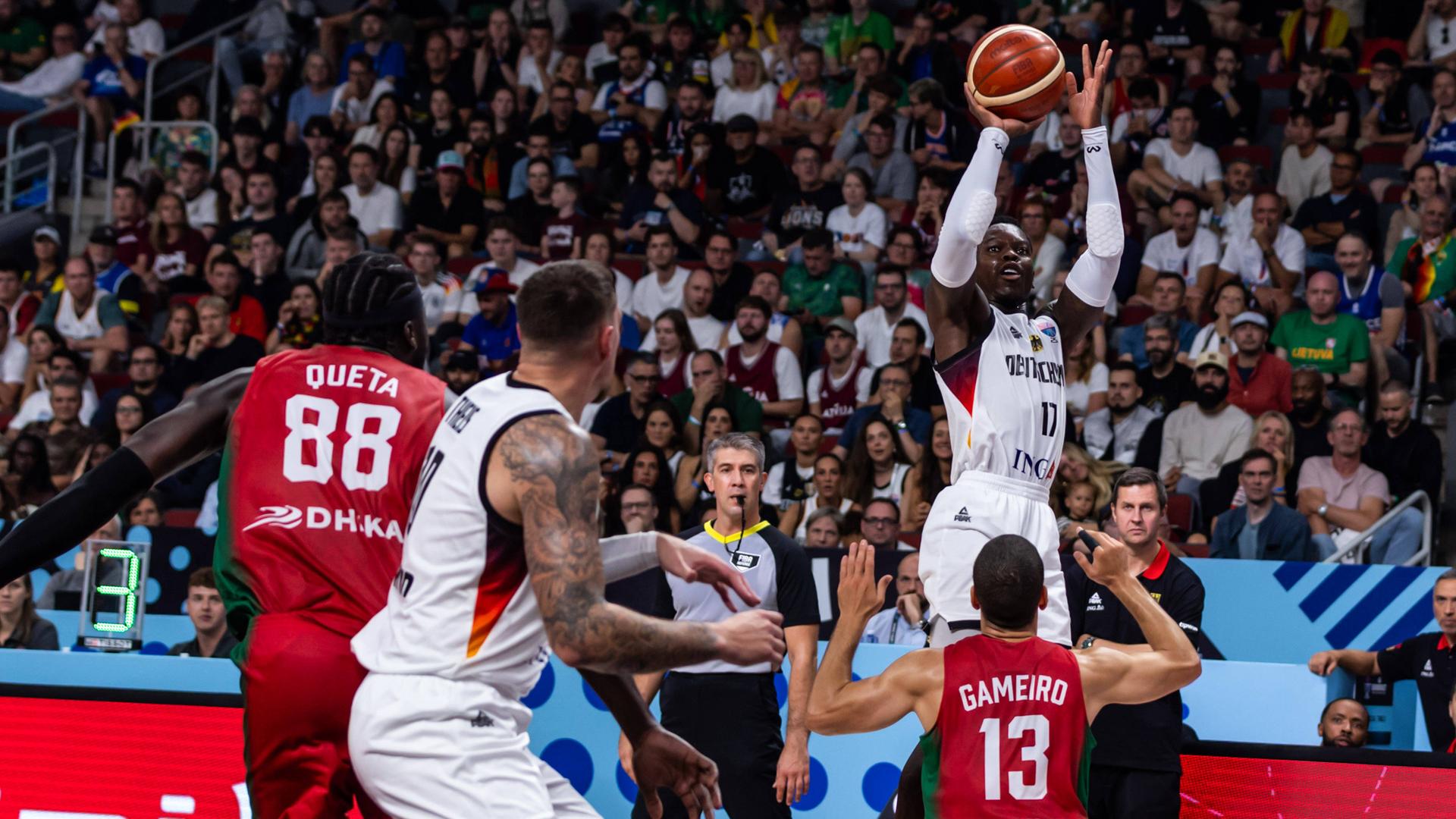 Dennis Schröder beim Wurf im Achtelfinale der EM 2025 gegen Portugal