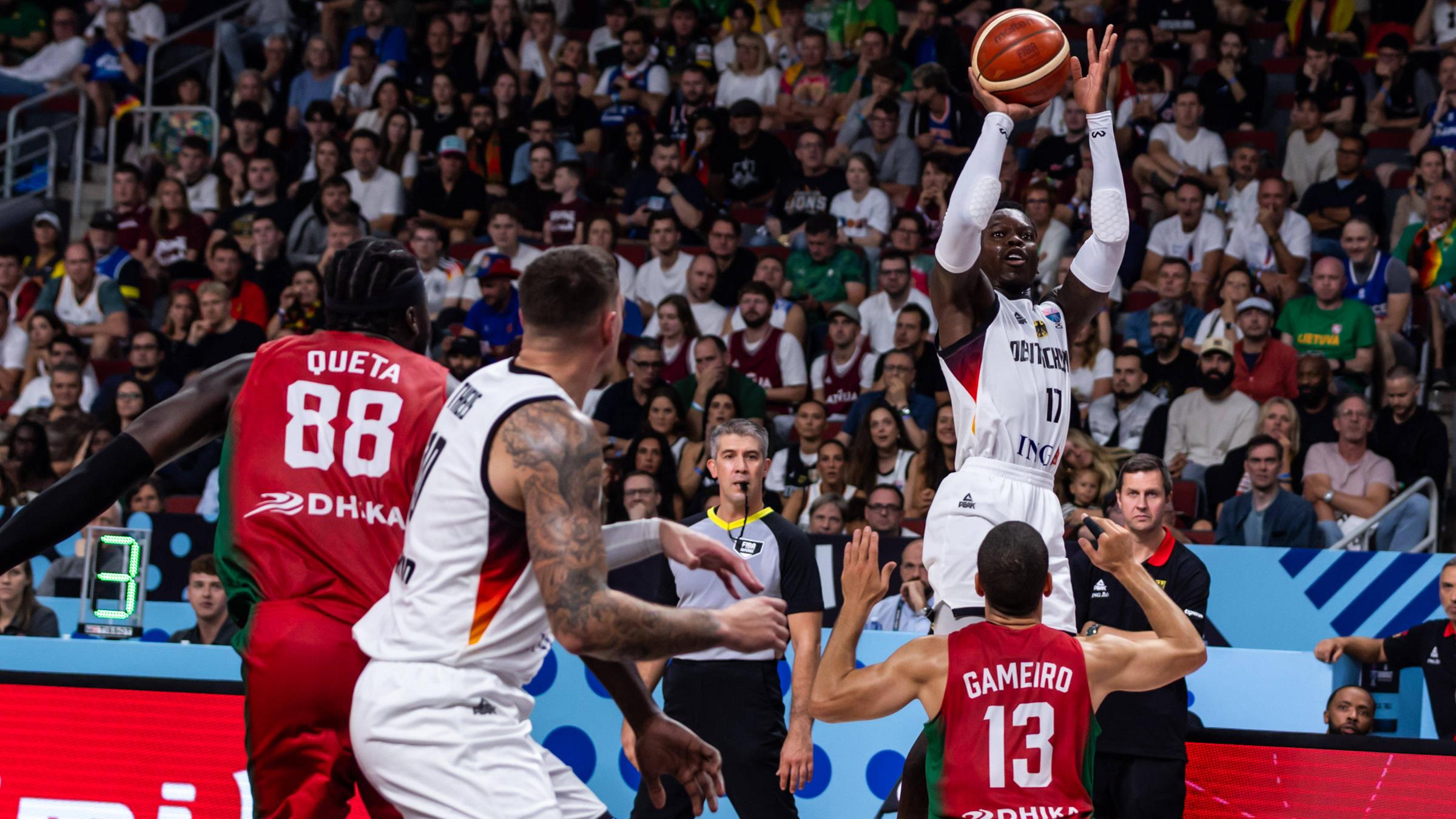 Dennis Schröder beim Wurf im Achtelfinale der EM 2025 gegen Portugal