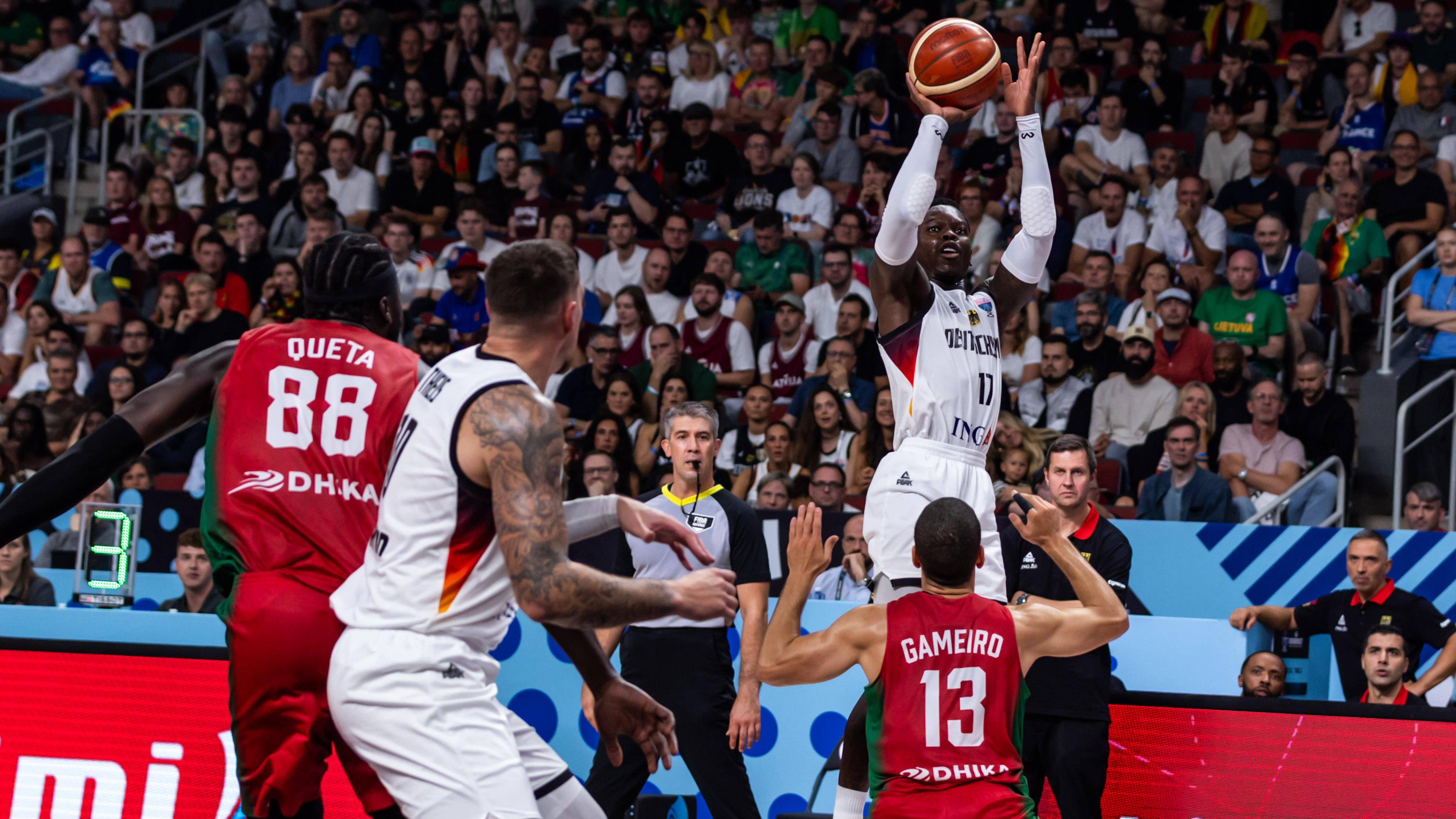 Dennis Schröder beim Wurf im Achtelfinale der EM 2025 gegen Portugal