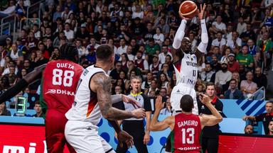 Dennis Schröder beim Wurf im Achtelfinale der EM 2025 gegen Portugal