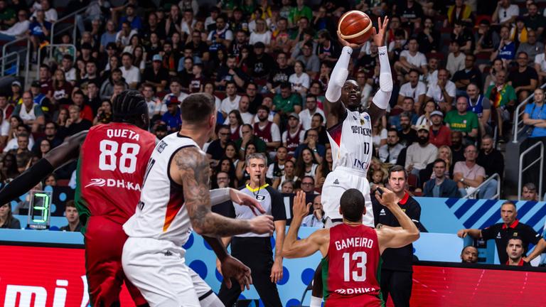 Dennis Schröder beim Wurf im Achtelfinale der EM 2025 gegen Portugal