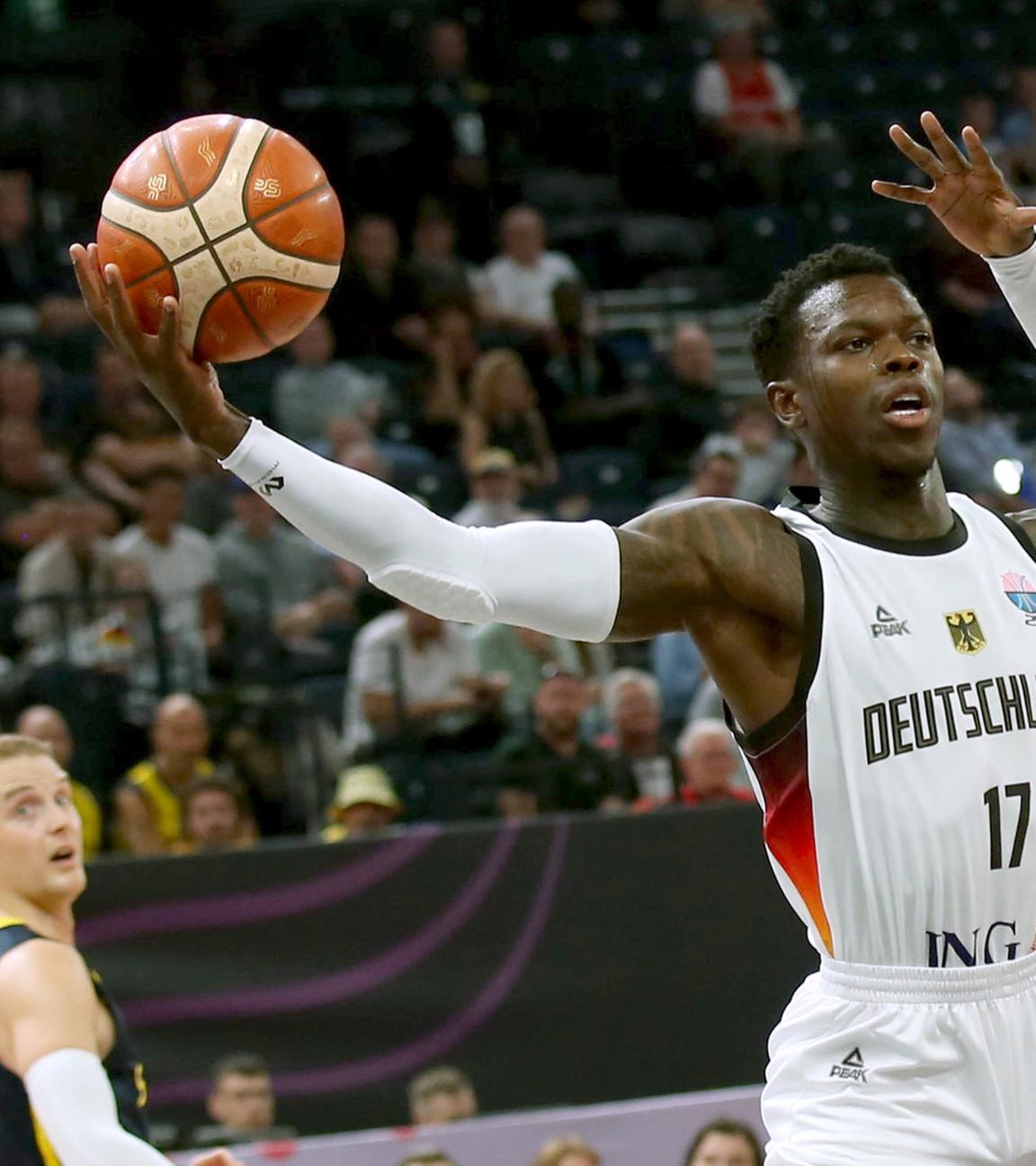29.08.2025, Tampere, Finnland: Dennis Schröder (Deutschland, 17) zieht im EM-Vorrundenspiel der Gruppe B gegen Barra Njie (Schweden, 31) zum Korb.