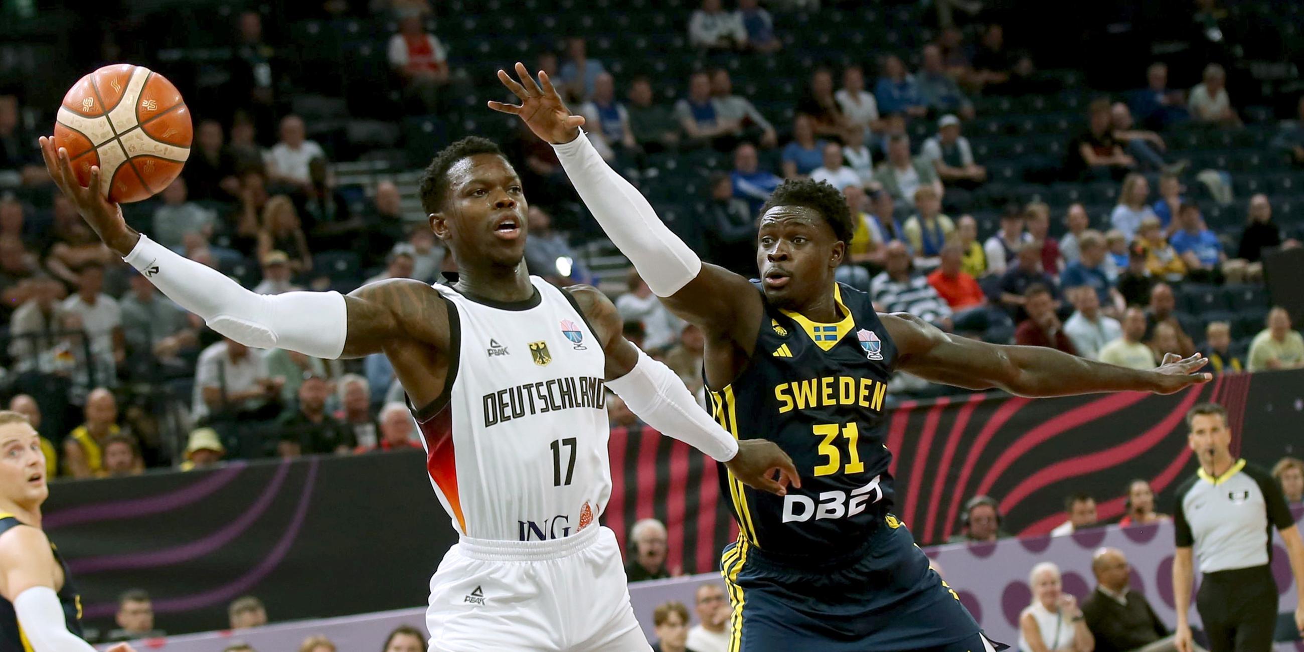 29.08.2025, Tampere, Finnland: Dennis Schröder (Deutschland, 17) zieht im EM-Vorrundenspiel der Gruppe B gegen Barra Njie (Schweden, 31) zum Korb.
