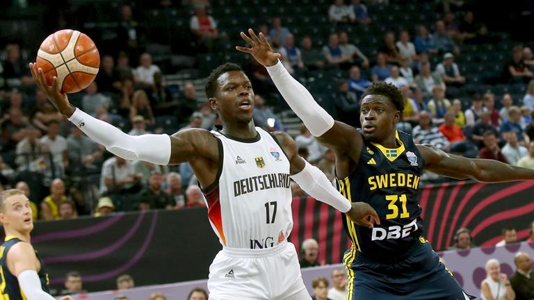 29.08.2025, Tampere, Finnland: Dennis Schröder (Deutschland, 17) zieht im EM-Vorrundenspiel der Gruppe B gegen Barra Njie (Schweden, 31) zum Korb.