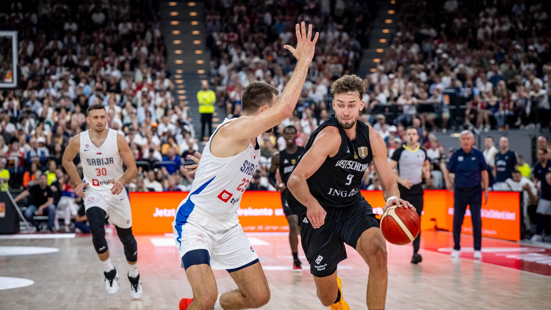 Franz Wagner zieht an Serbiens Marko Guduric vorbei.