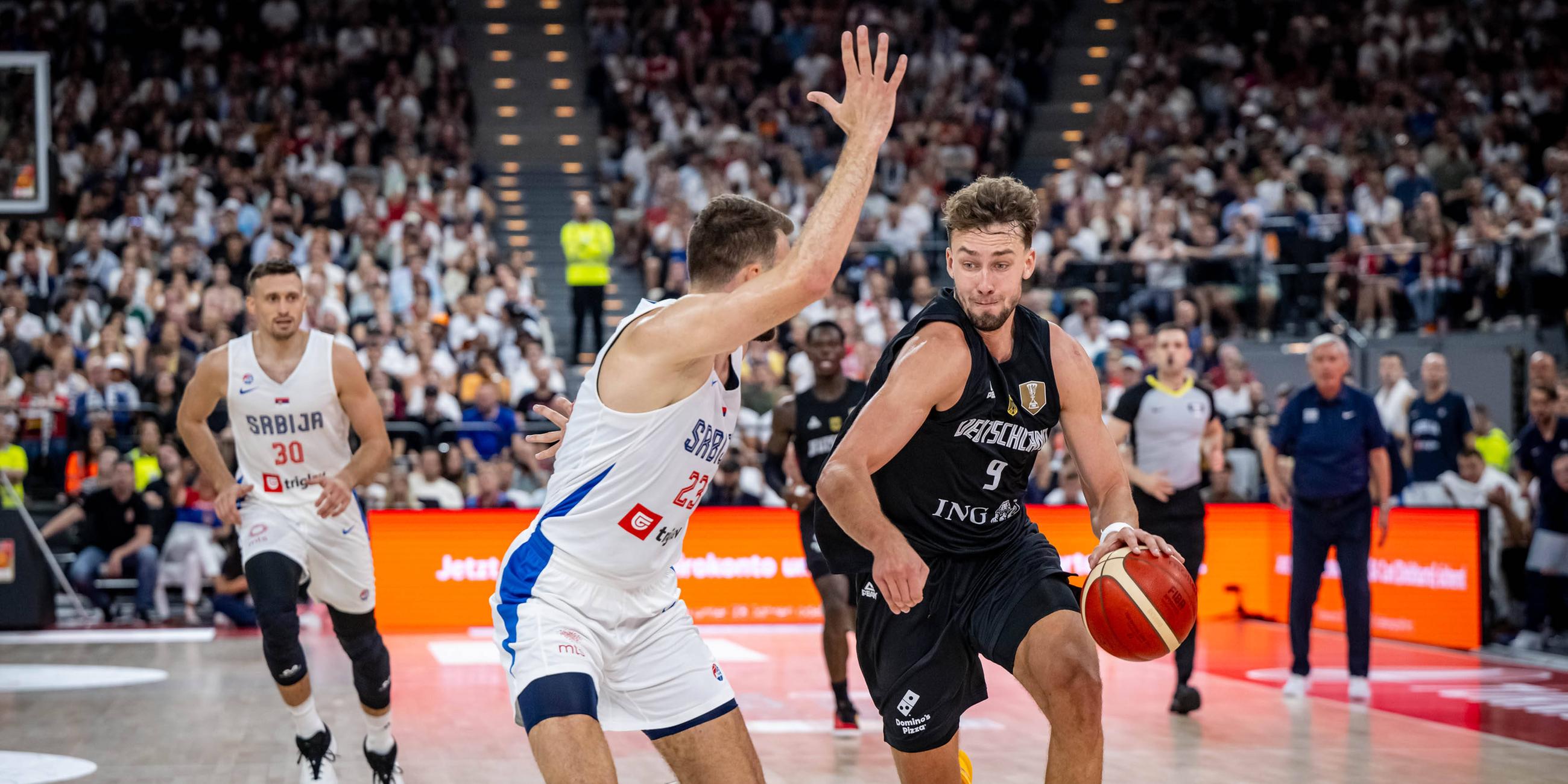 Franz Wagner zieht an Serbiens Marko Guduric vorbei.