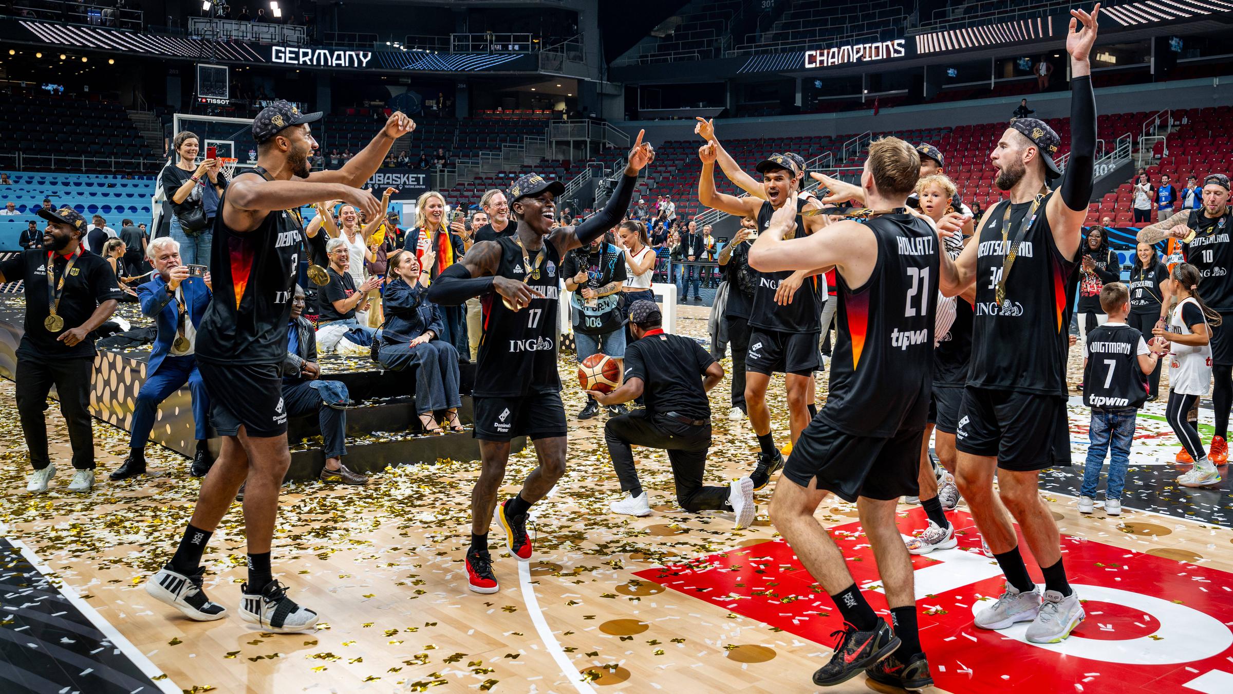 Die deutschen Basketballer feiern ihren Sieg im EM-Finale gegendie Türkei