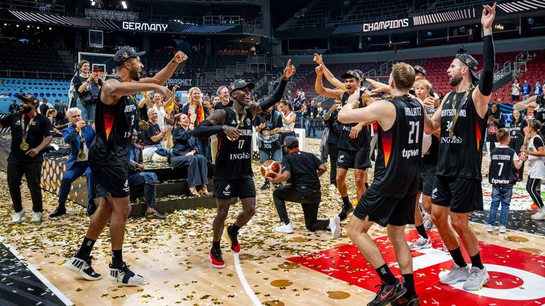 Die deutschen Basketballer feiern ihren Sieg im EM-Finale gegendie Türkei