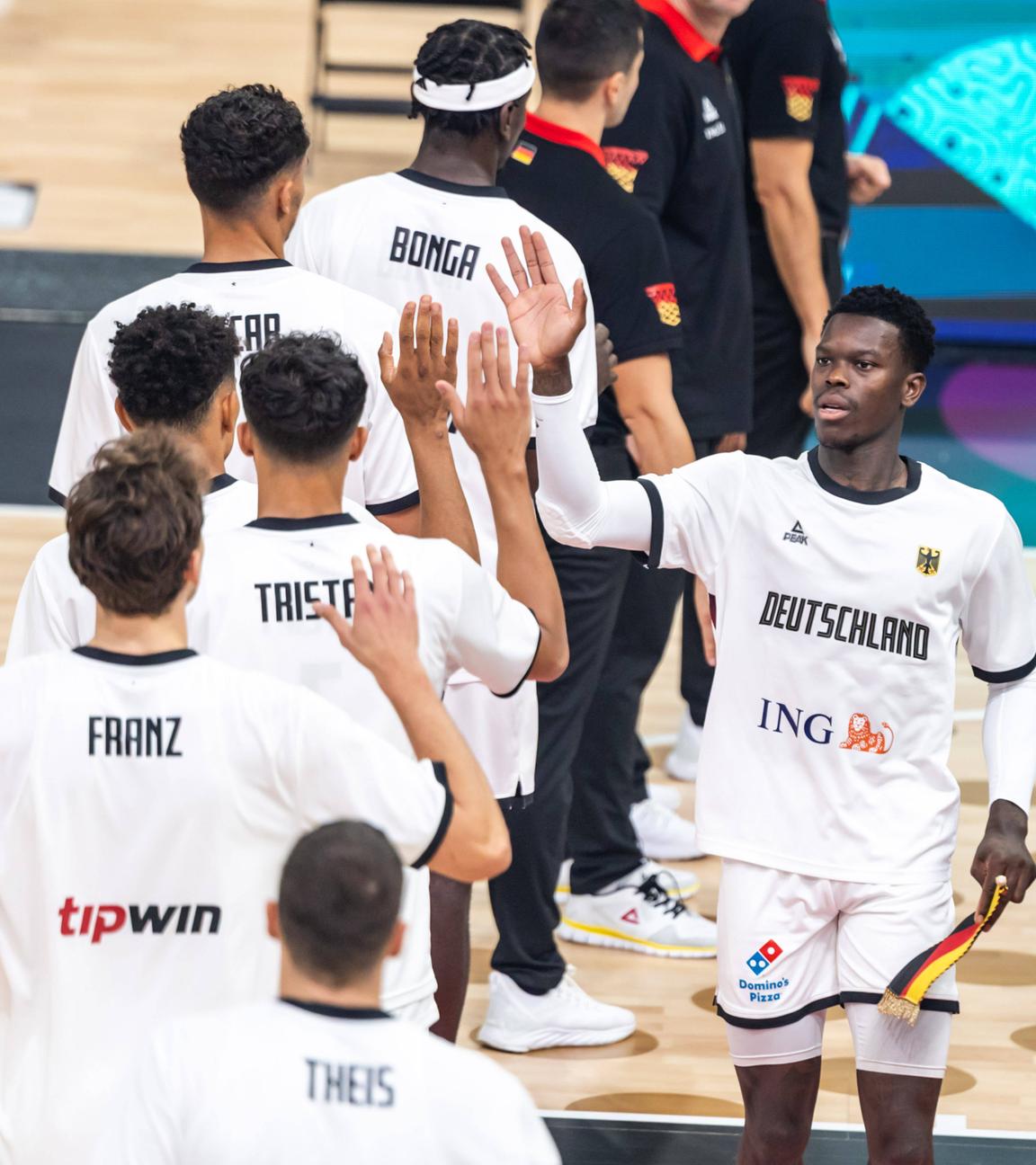 Vor dem EM-Spiel gegen Schweden klatscht Kapitän Dennis Schröder seine Teamkollegen ab.