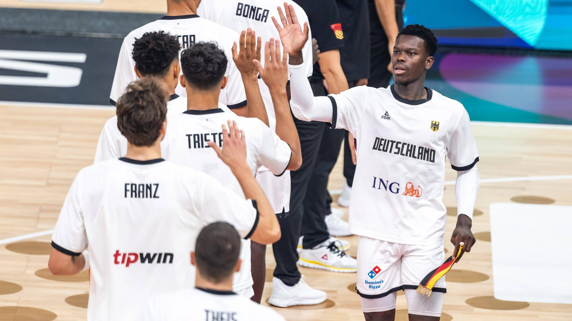 Vor dem EM-Spiel Deutschland gegen Schweden klatscht Kapitän Dennis Schröder seine Teamkollegen ab.
