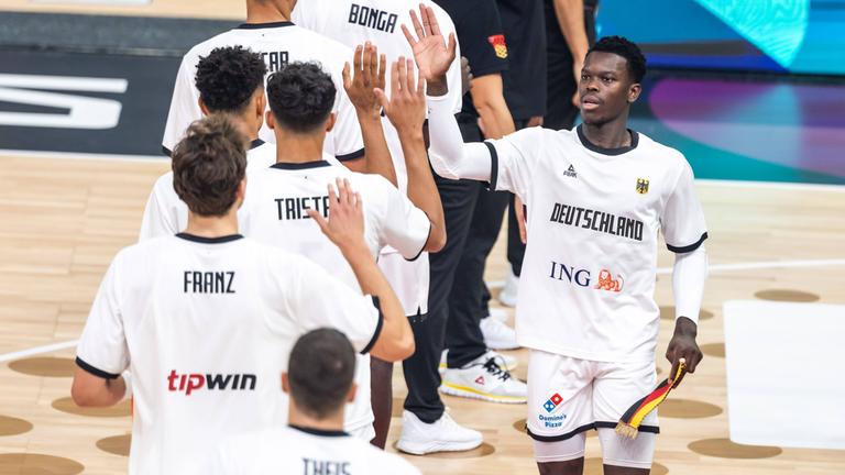 Vor dem EM-Spiel gegen Schweden klatscht Kapitän Dennis Schröder seine Teamkollegen ab.