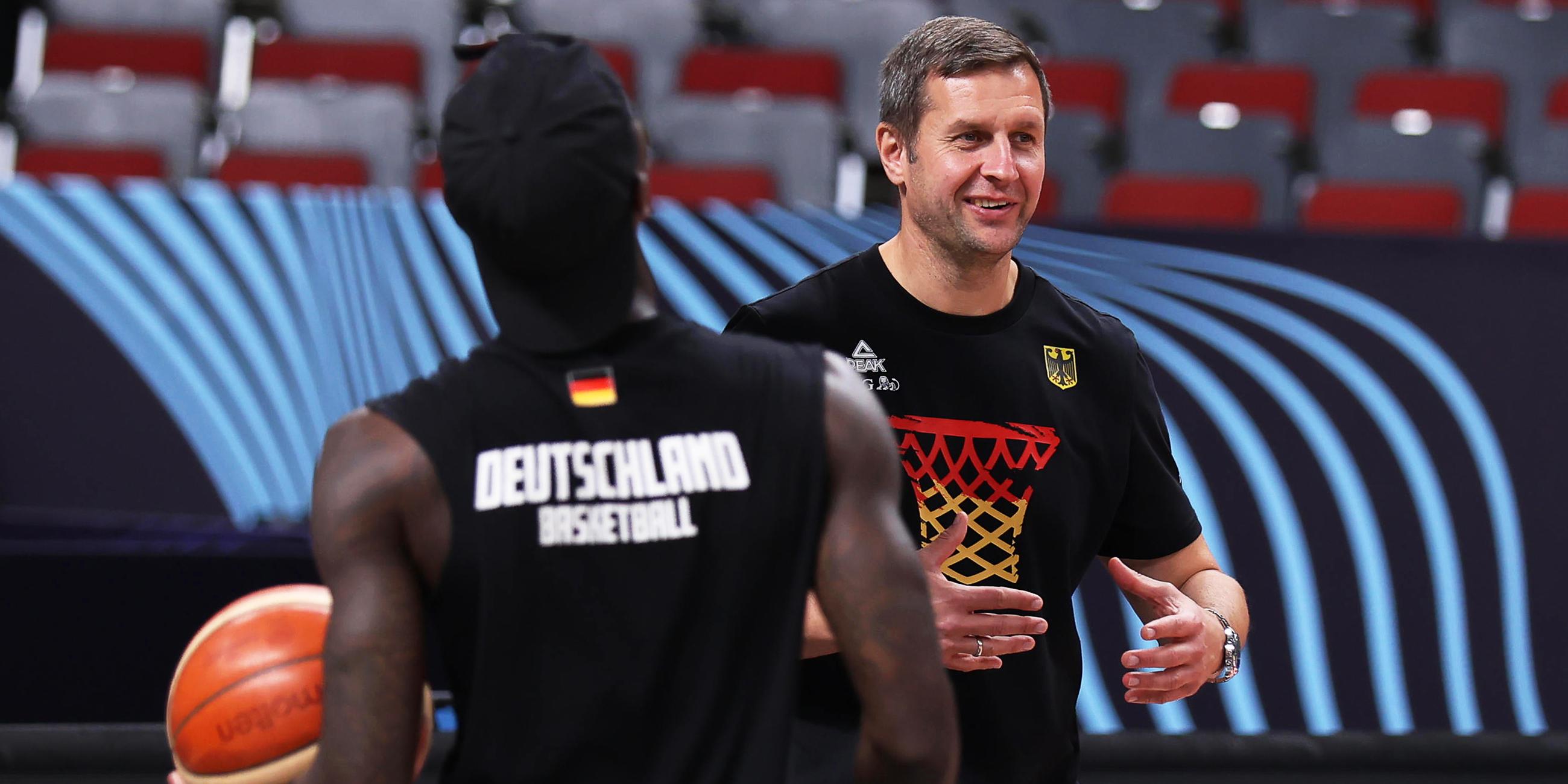 Alan Ibrahimagic (Co-Trainer Deutschland, r) reagiert neben Dennis Schröder