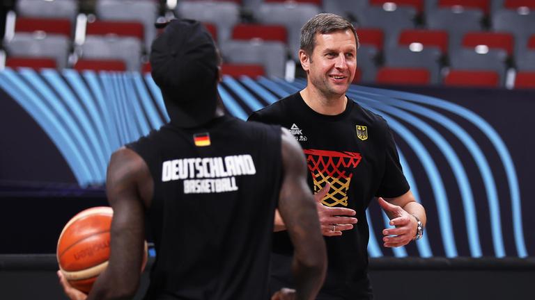 Alan Ibrahimagic (Co-Trainer Deutschland, r) reagiert neben Dennis Schröder