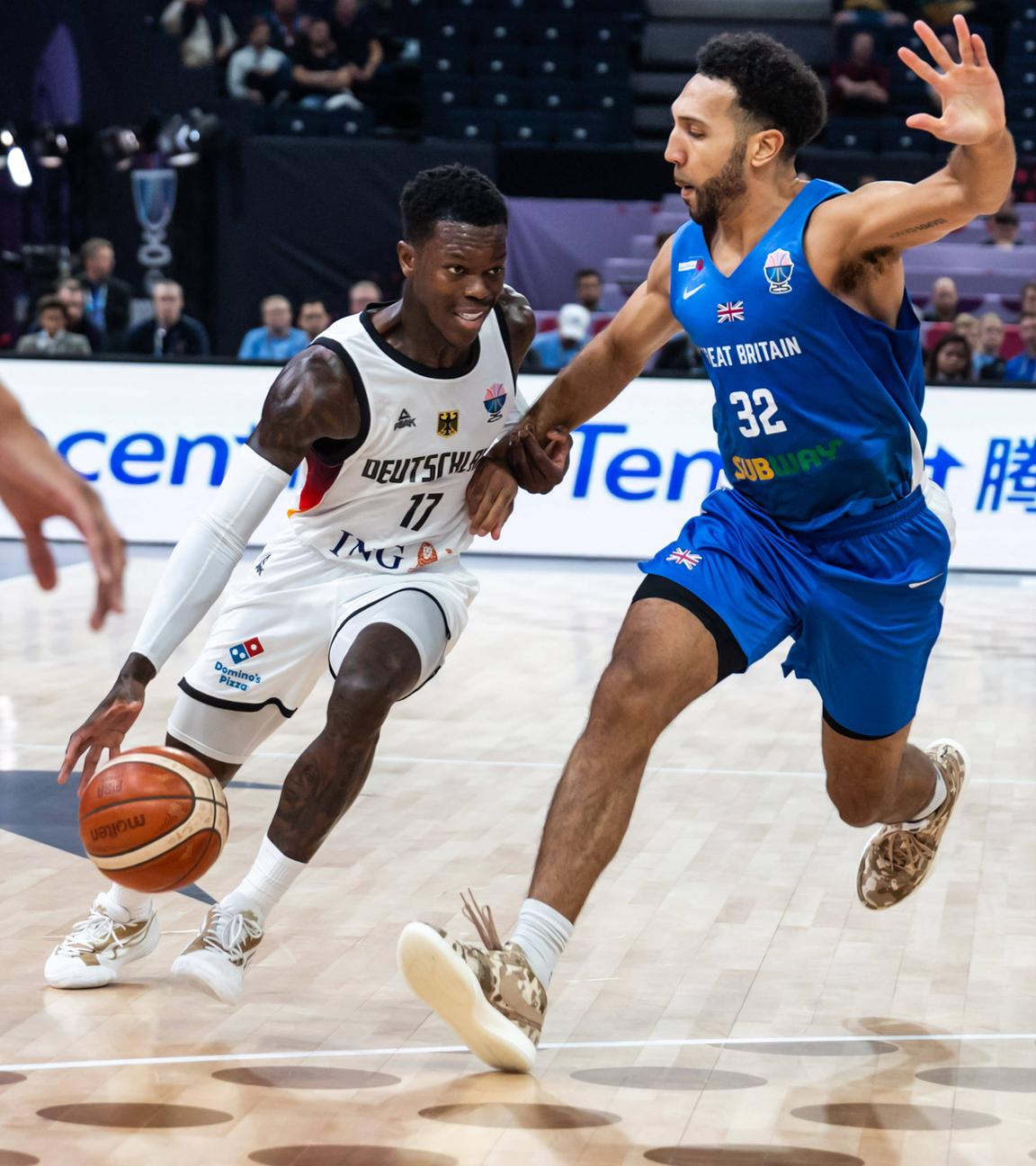 Basketball-EM, Deutschland-Großbritannien: Dennis Schröder (Deutschland) im Zweikampf gegen Patrick Whelan (Großbritannien) 