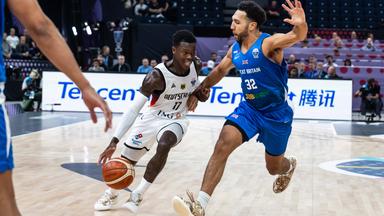 Basketball-EM, Deutschland-Großbritannien: Dennis Schröder (Deutschland) im Zweikampf gegen Patrick Whelan (Großbritannien) 