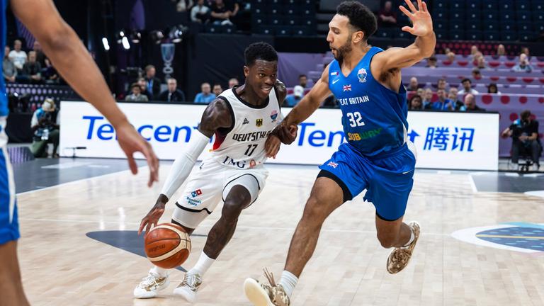 Basketball-EM, Deutschland-Großbritannien: Dennis Schröder (Deutschland) im Zweikampf gegen Patrick Whelan (Großbritannien) 