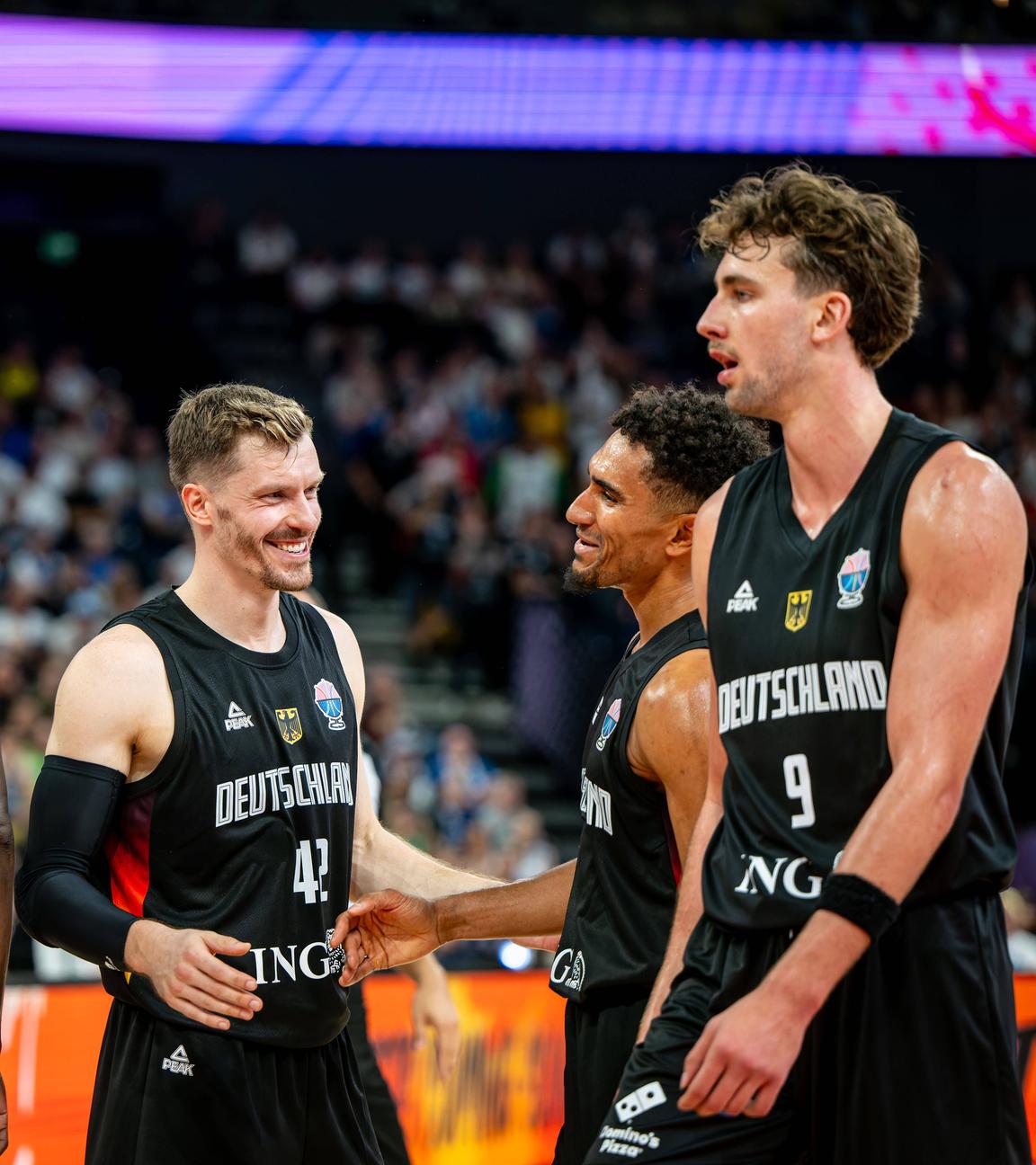 Deutschlands Basketballer freuen sich über ihren Sieg gegen Litauen.