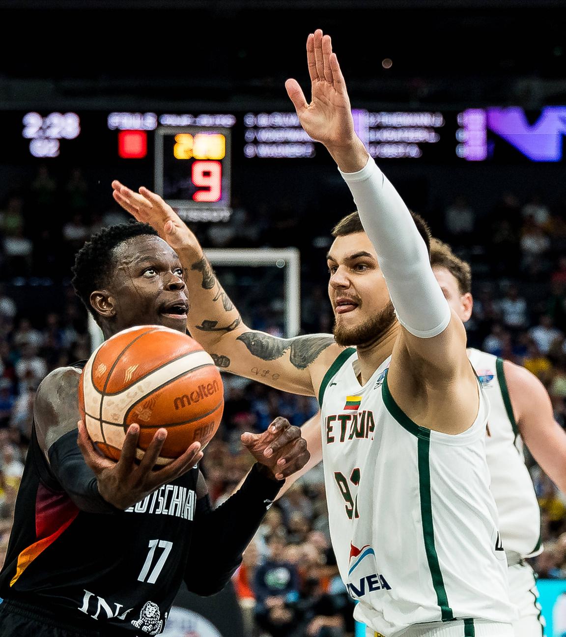 Deutschlands Dennis Schröder wirft den Ball auf den Korb, während Litauens Deividas Sirvydis versucht ihn zu blocken.