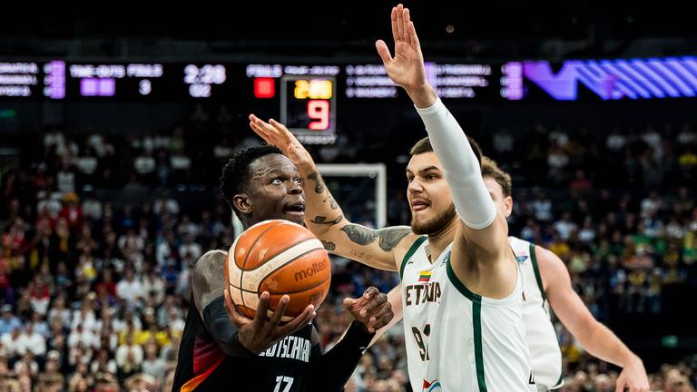 Deutschlands Dennis Schröder wirft den Ball auf den Korb, während Litauens Deividas Sirvydis versucht ihn zu blocken.