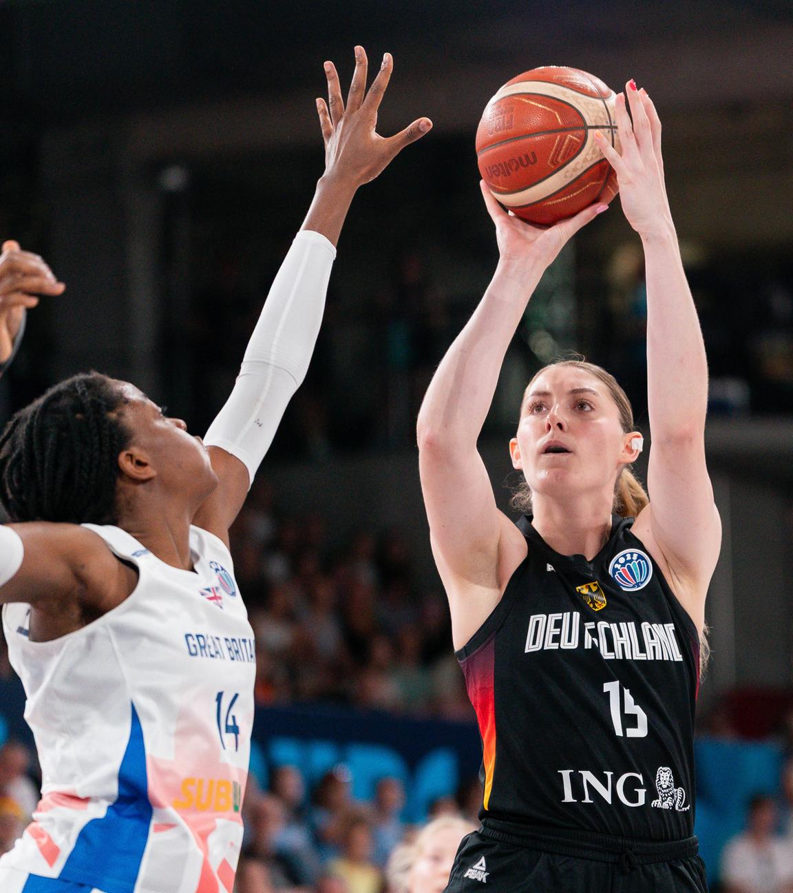 Deutschlands Luisa Geiselsöder wirft den Ball auf den Korb.