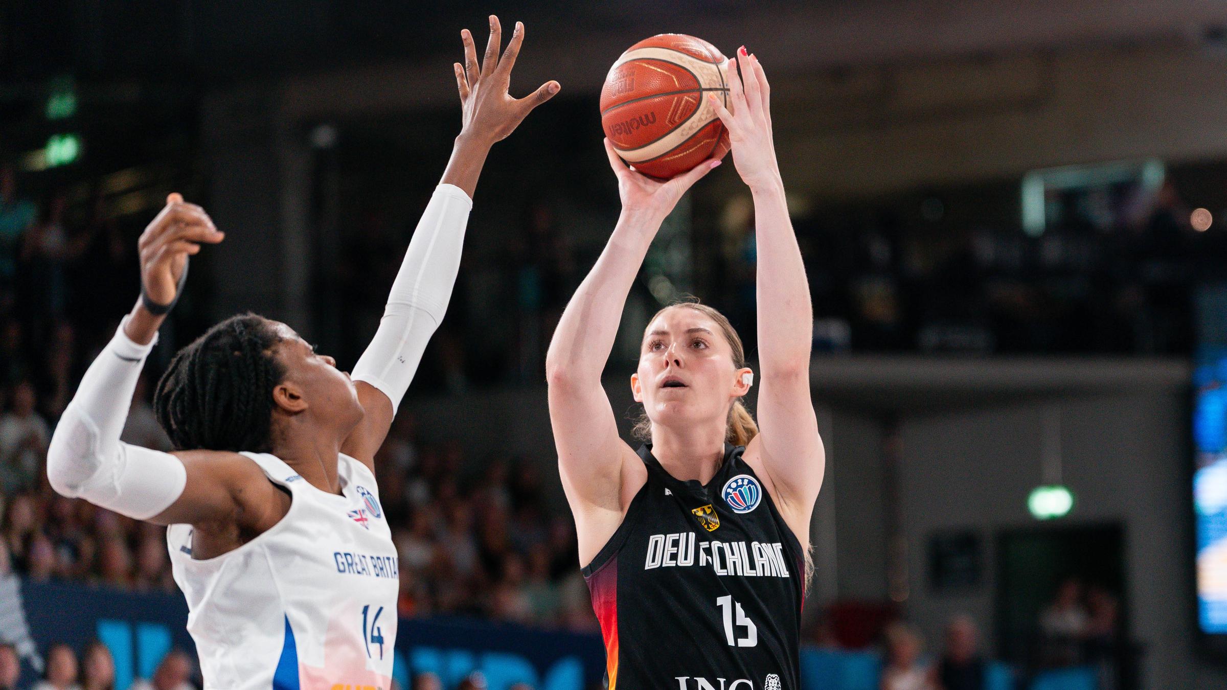 Deutschlands Luisa Geiselsöder wirft den Ball auf den Korb.