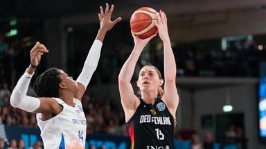 Deutschlands Luisa Geiselsöder wirft den Ball auf den Korb.