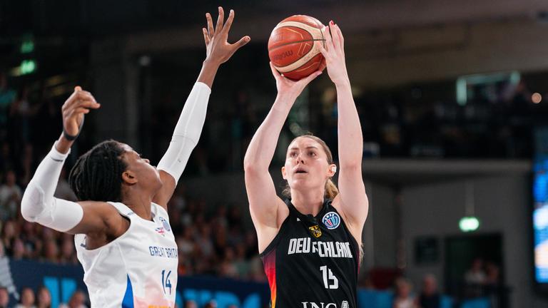 Deutschlands Luisa Geiselsöder wirft den Ball auf den Korb.